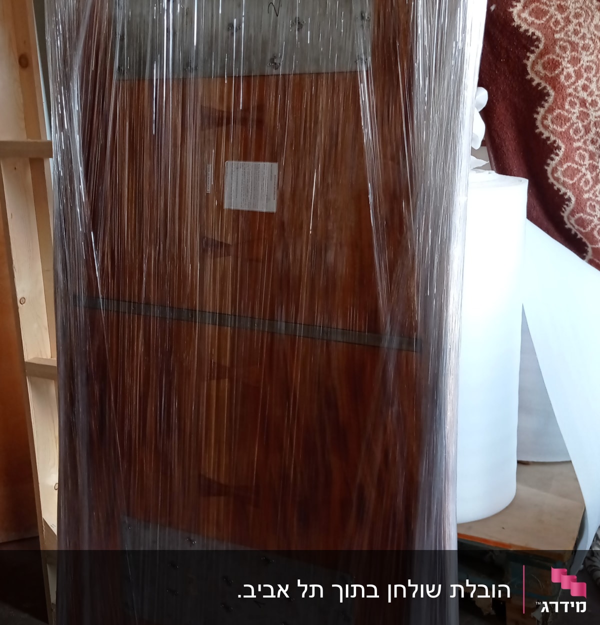 דלת עץ עטופה בניילון נצמד לאריזה